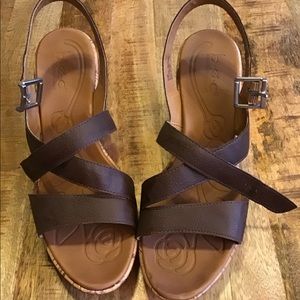 Wedge sandal with buckle